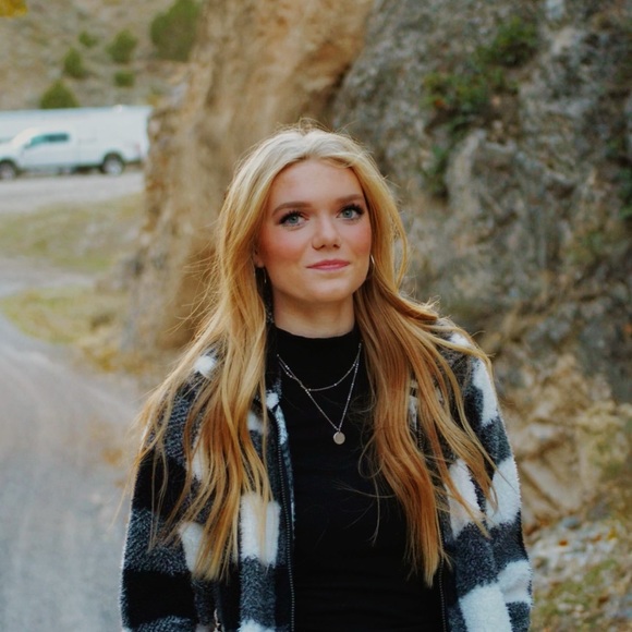 Meet your Posher, Aria - Picture 1 of 2